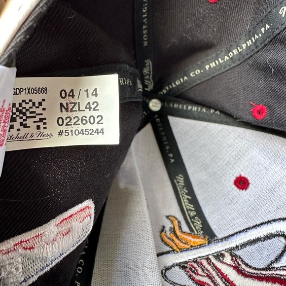 MIAMI HEAT Mitchell n Ness Hat Black Red Embroidered Brim Snapback Cap - Picture 8 of 8